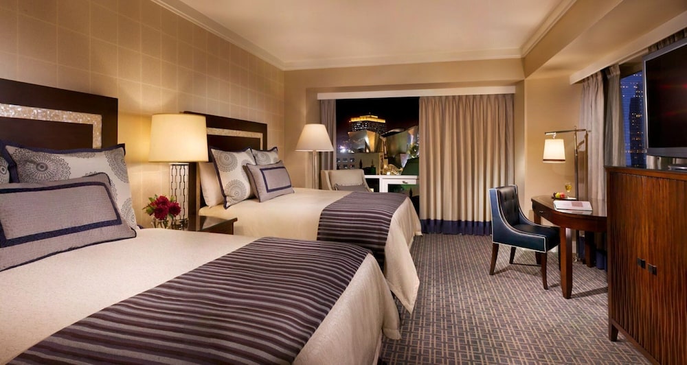 Omni Los Angeles Hotel at California Plaza — Hotel rooms in Los Angeles, California