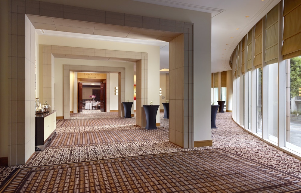 Omni Los Angeles Hotel at California Plaza — Hotel building in Los Angeles, California