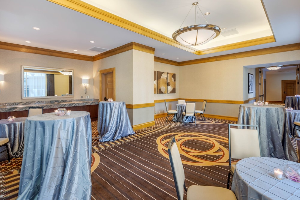 Omni Los Angeles Hotel at California Plaza — Restaurant & bars in Los Angeles, California