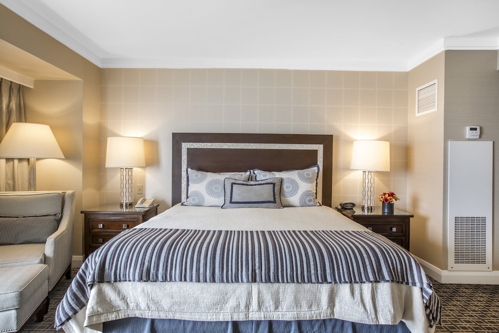 Omni Los Angeles Hotel at California Plaza — Hotel rooms in Los Angeles, California