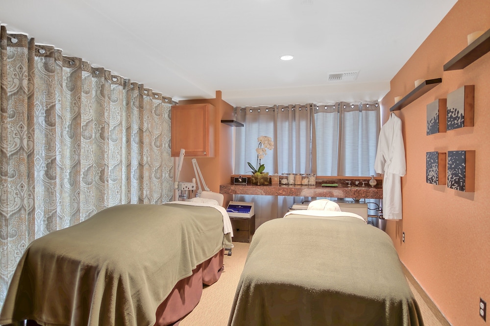 Omni Los Angeles Hotel at California Plaza — Hotel rooms in Los Angeles, California