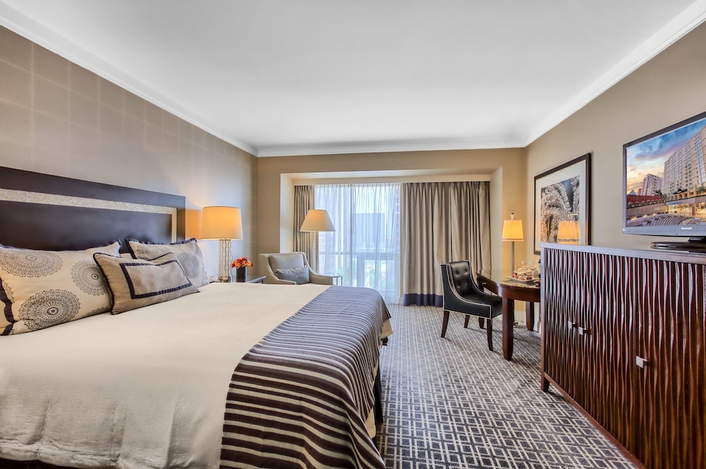Omni Los Angeles Hotel at California Plaza — Hotel rooms in Los Angeles, California