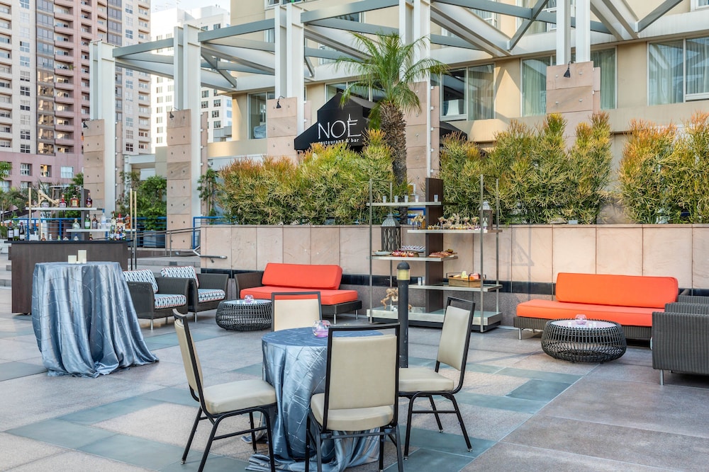 Omni Los Angeles Hotel at California Plaza — Restaurant & bars in Los Angeles, California