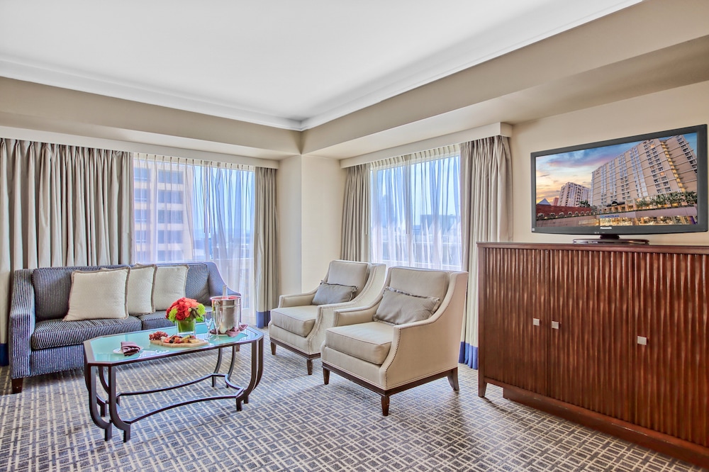 Omni Los Angeles Hotel at California Plaza — Hotel rooms in Los Angeles, California