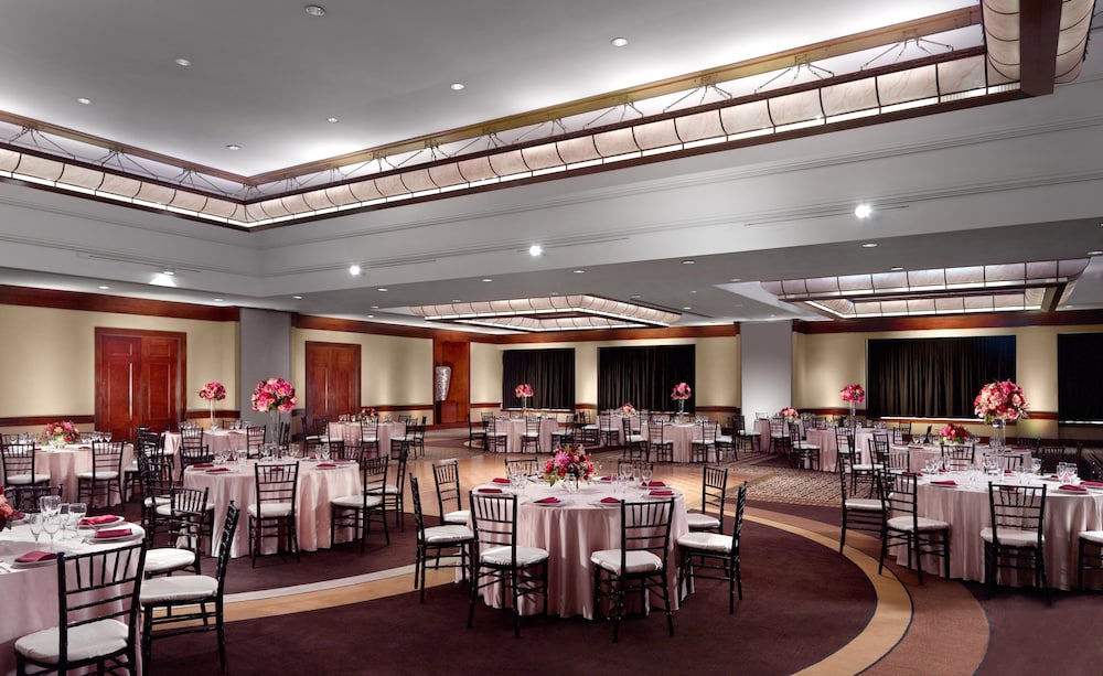 Omni Los Angeles Hotel at California Plaza — Restaurant & bars in Los Angeles, California