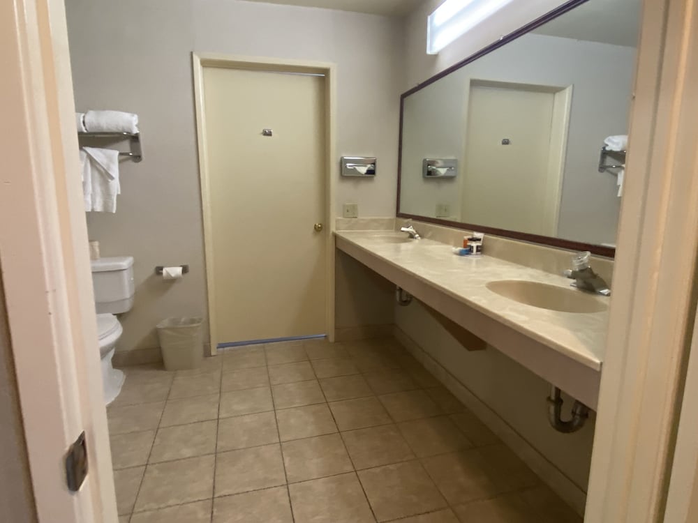 Ramada by Wyndham Los Angeles/Koreatown West — Hotel rooms in Los Angeles, California