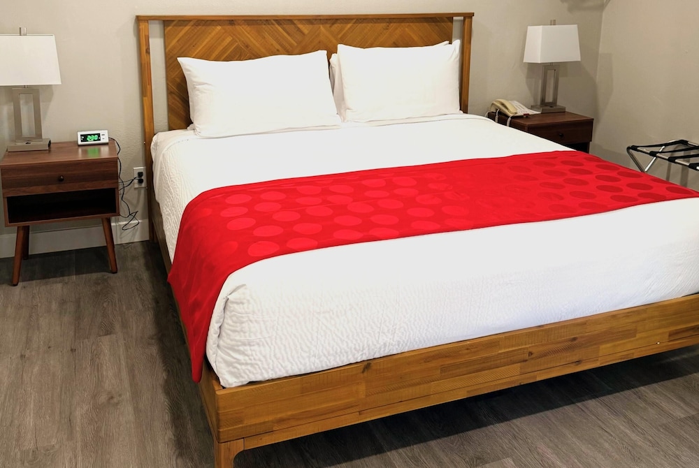 Ramada by Wyndham Los Angeles/Koreatown West — Hotel rooms in Los Angeles, California