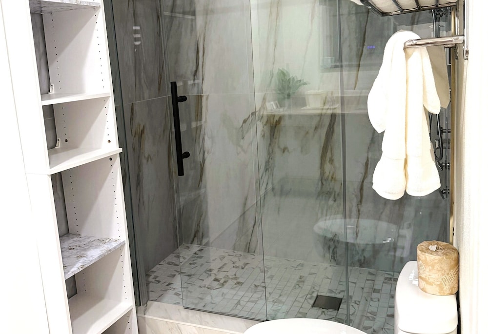 Ramada by Wyndham Los Angeles/Koreatown West — Hotel rooms in Los Angeles, California