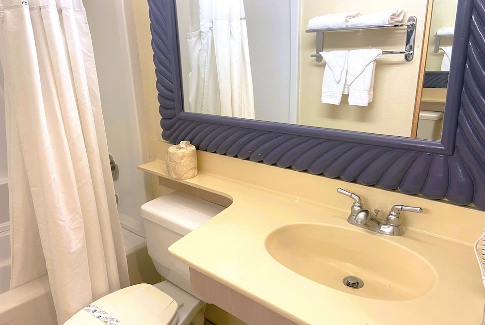 Ramada by Wyndham Los Angeles/Koreatown West — Hotel rooms in Los Angeles, California