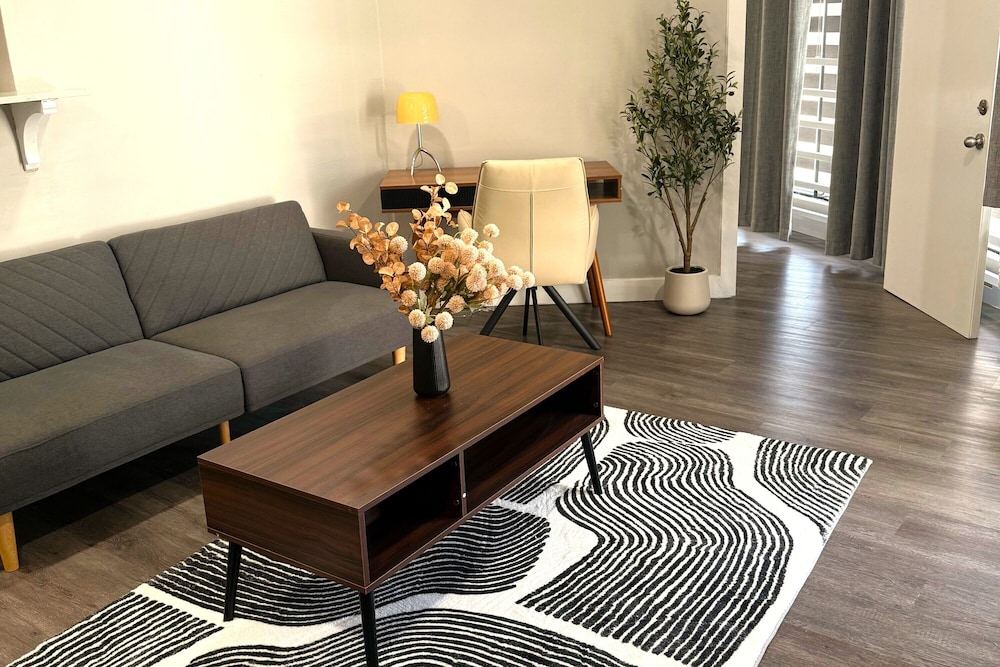 Ramada by Wyndham Los Angeles/Koreatown West — Hotel rooms in Los Angeles, California