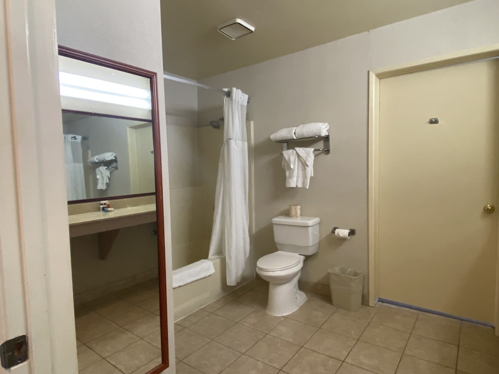 Ramada by Wyndham Los Angeles/Koreatown West — Hotel rooms in Los Angeles, California