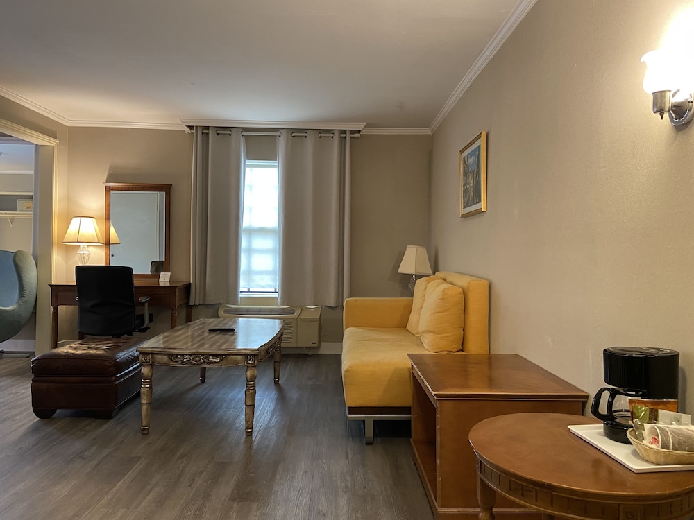 Ramada by Wyndham Los Angeles/Koreatown West — Hotel rooms in Los Angeles, California