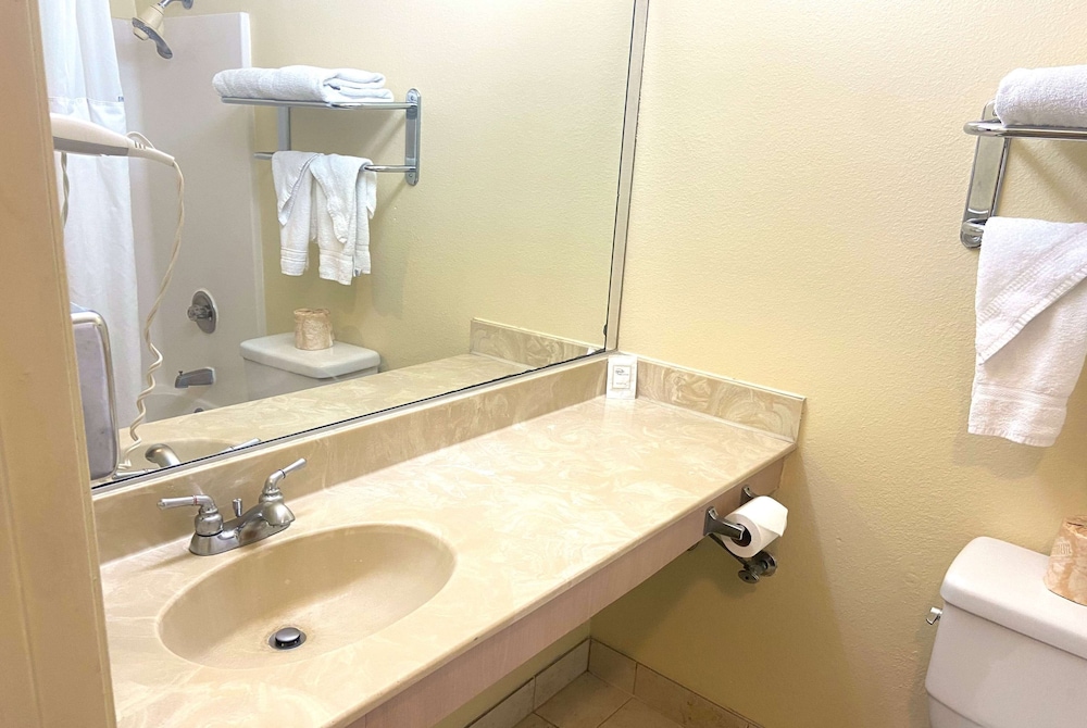 Ramada by Wyndham Los Angeles/Koreatown West — Hotel rooms in Los Angeles, California