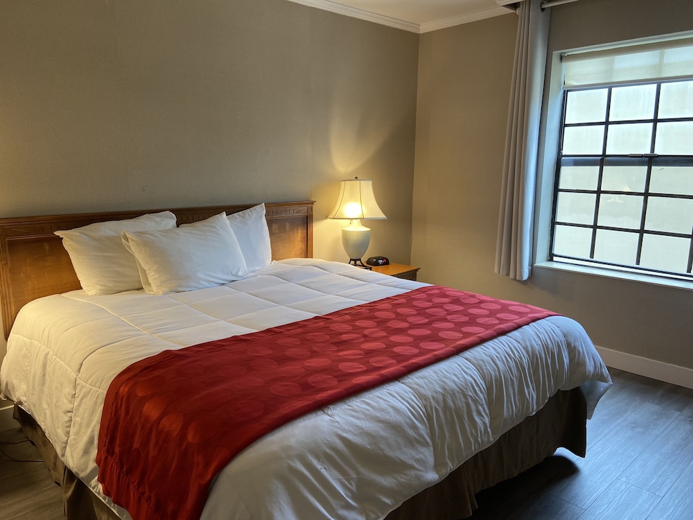 Ramada by Wyndham Los Angeles/Koreatown West — Hotel rooms in Los Angeles, California