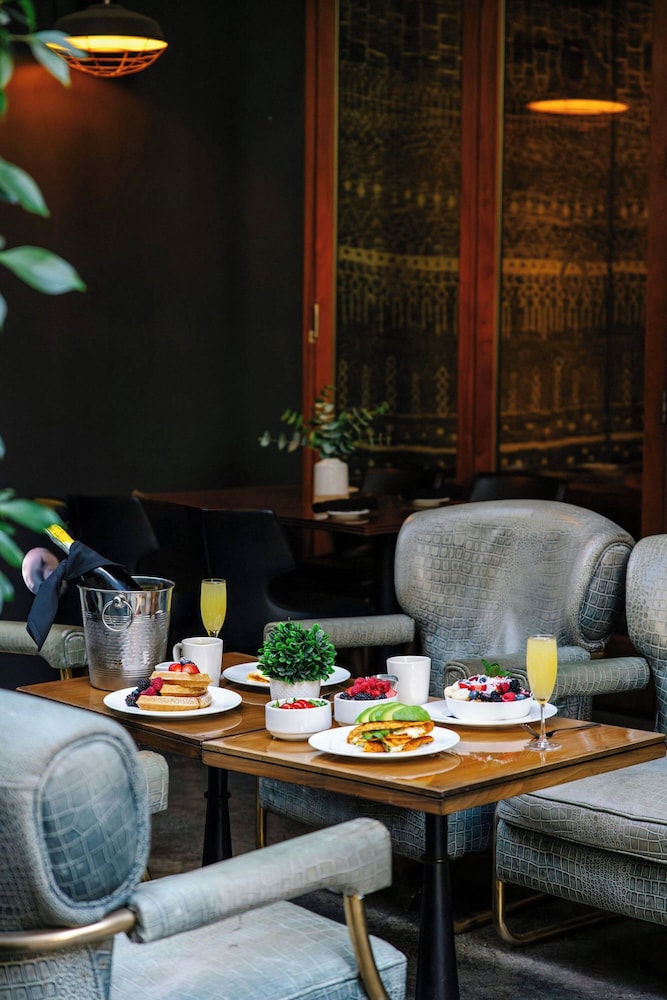 Sheraton Grand Los Angeles — Restaurant & bars in Los Angeles, California