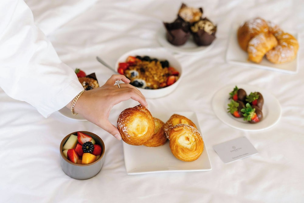 Sheraton Grand Los Angeles — Hotel rooms in Los Angeles, California