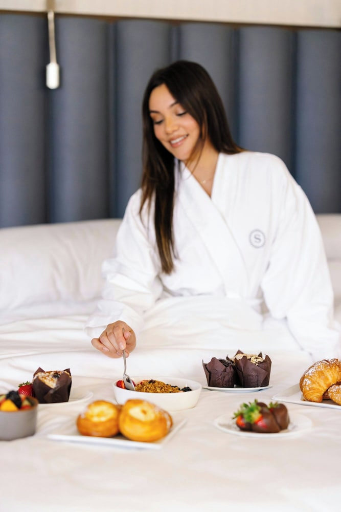 Sheraton Grand Los Angeles — Hotel rooms in Los Angeles, California