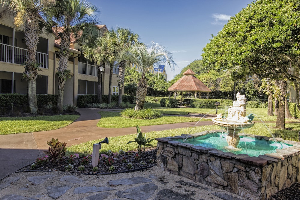 Westgate Blue Tree Resort in Lake Buena Vista — Hotel building in Orlando, Florida