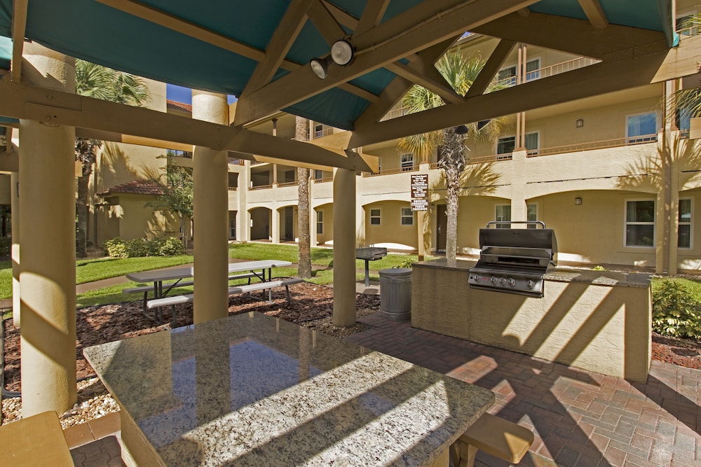 Westgate Blue Tree Resort in Lake Buena Vista — Hotel building in Orlando, Florida