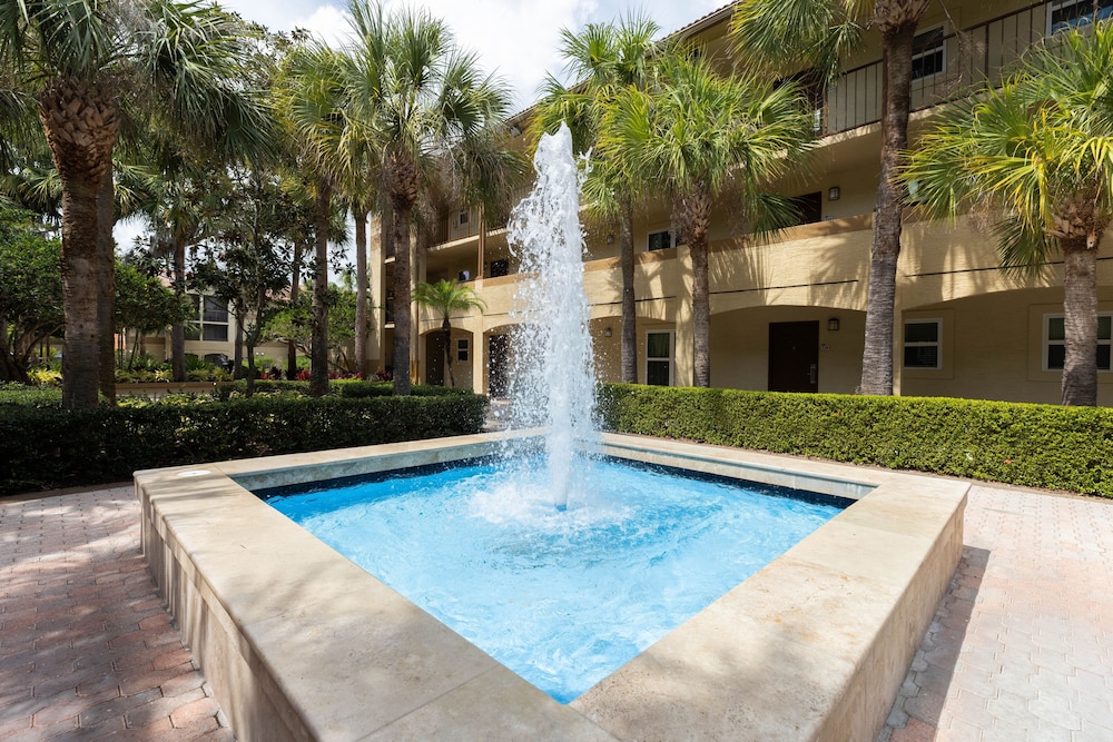 Westgate Blue Tree Resort in Lake Buena Vista — Hotel building in Orlando, Florida