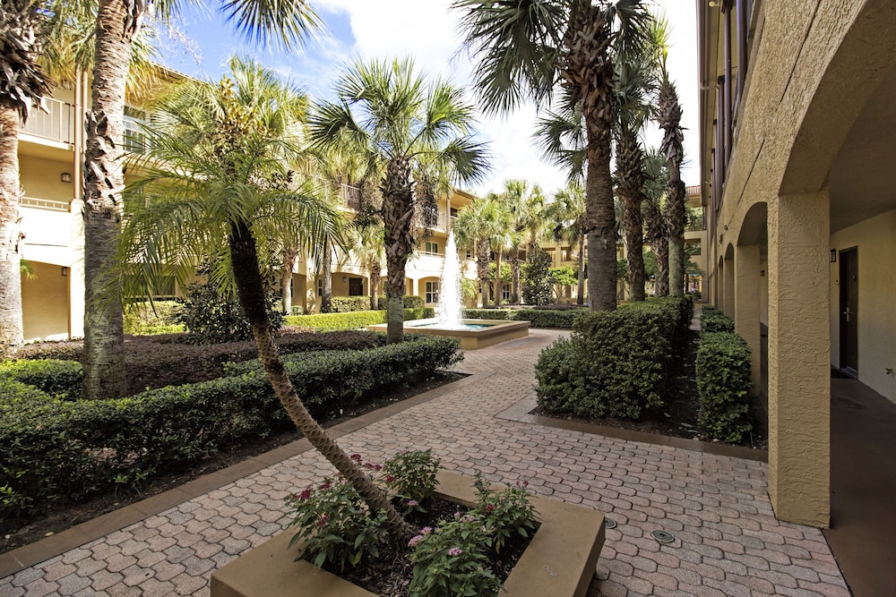 Westgate Blue Tree Resort in Lake Buena Vista — Hotel building in Orlando, Florida