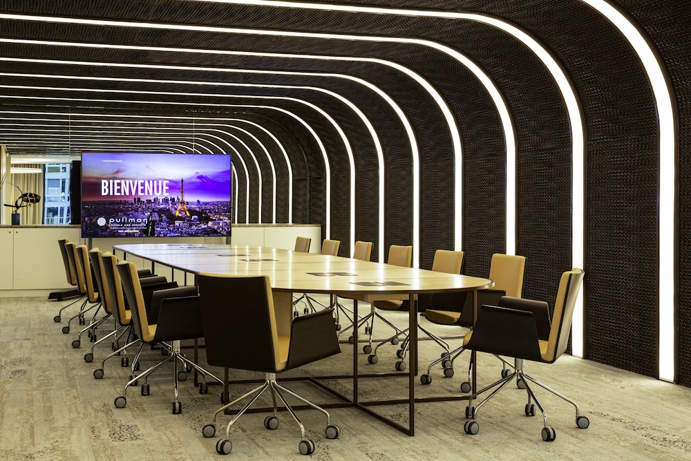 Pullman Paris Montparnasse Hotel — Hotel building in Paris, Ile-de-France