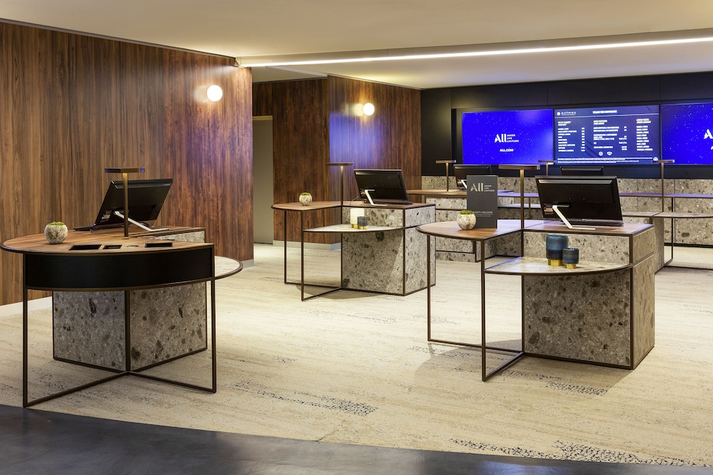 Pullman Paris Montparnasse Hotel — Hotel building in Paris, Ile-de-France