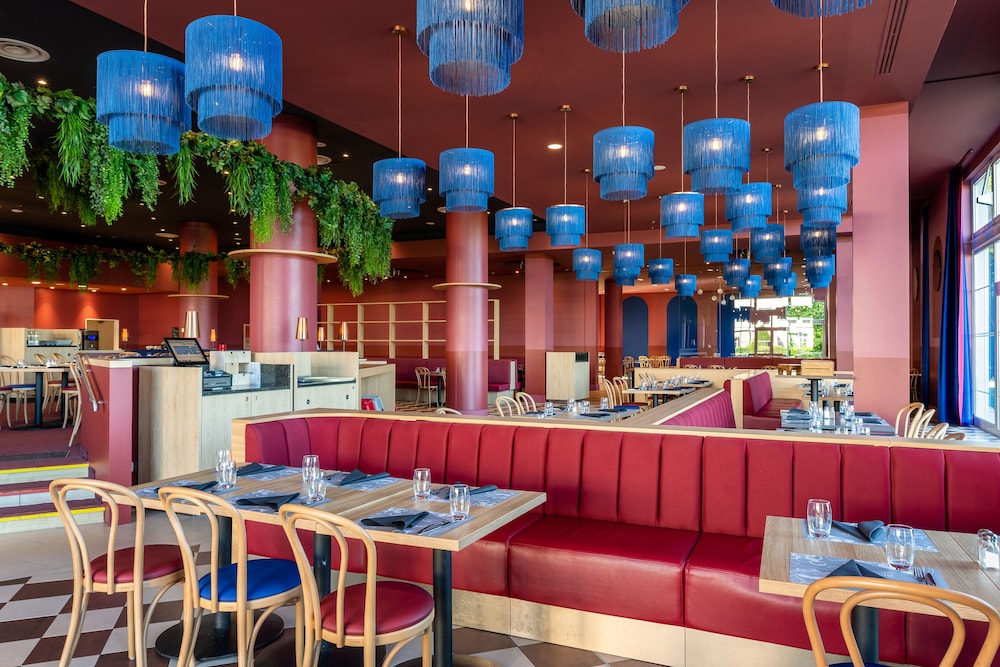 Grand Magic Hotel Marne La Vallée — Restaurant & bars in Disneyland Paris, Ile-de-France