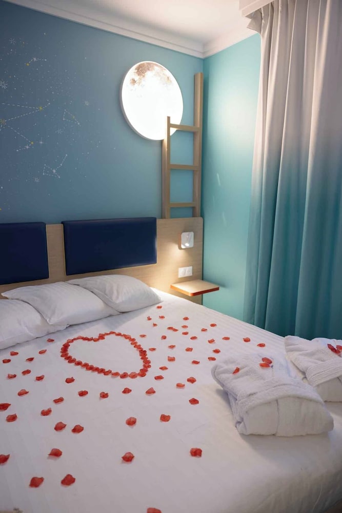 Grand Magic Hotel Marne La Vallée — Hotel rooms in Disneyland Paris, Ile-de-France