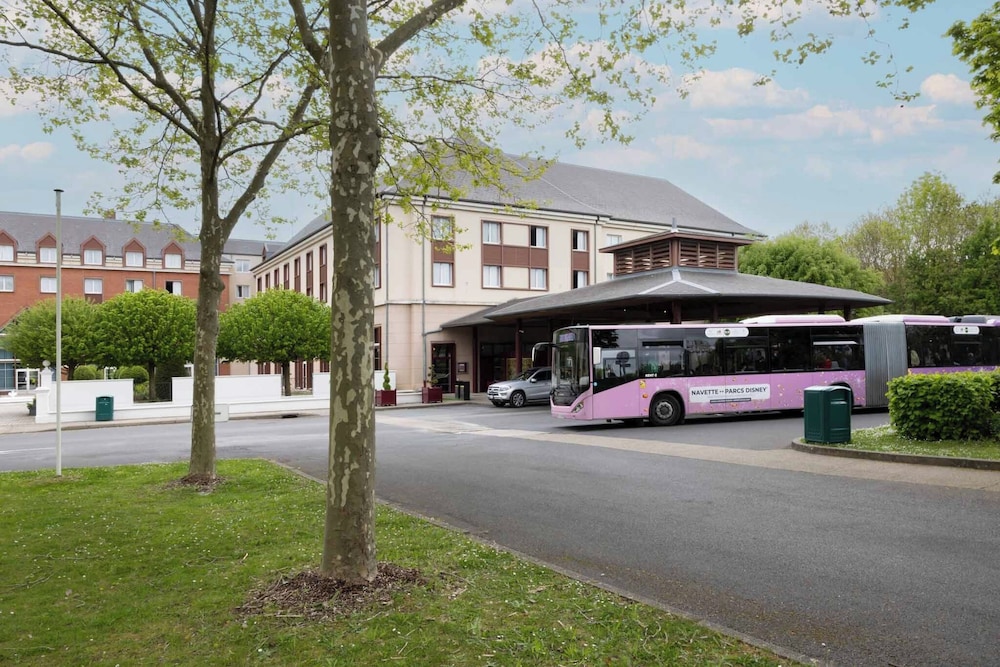 Grand Magic Hotel Marne La Vallée — Hotel building in Disneyland Paris, Ile-de-France