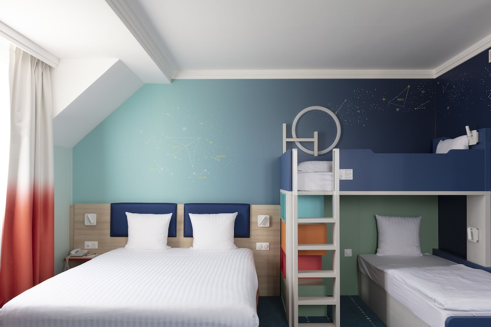 Grand Magic Hotel Marne La Vallée — Hotel rooms in Disneyland Paris, Ile-de-France