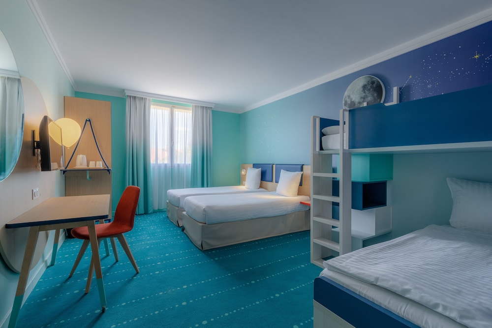 Grand Magic Hotel Marne La Vallée — Hotel rooms in Disneyland Paris, Ile-de-France
