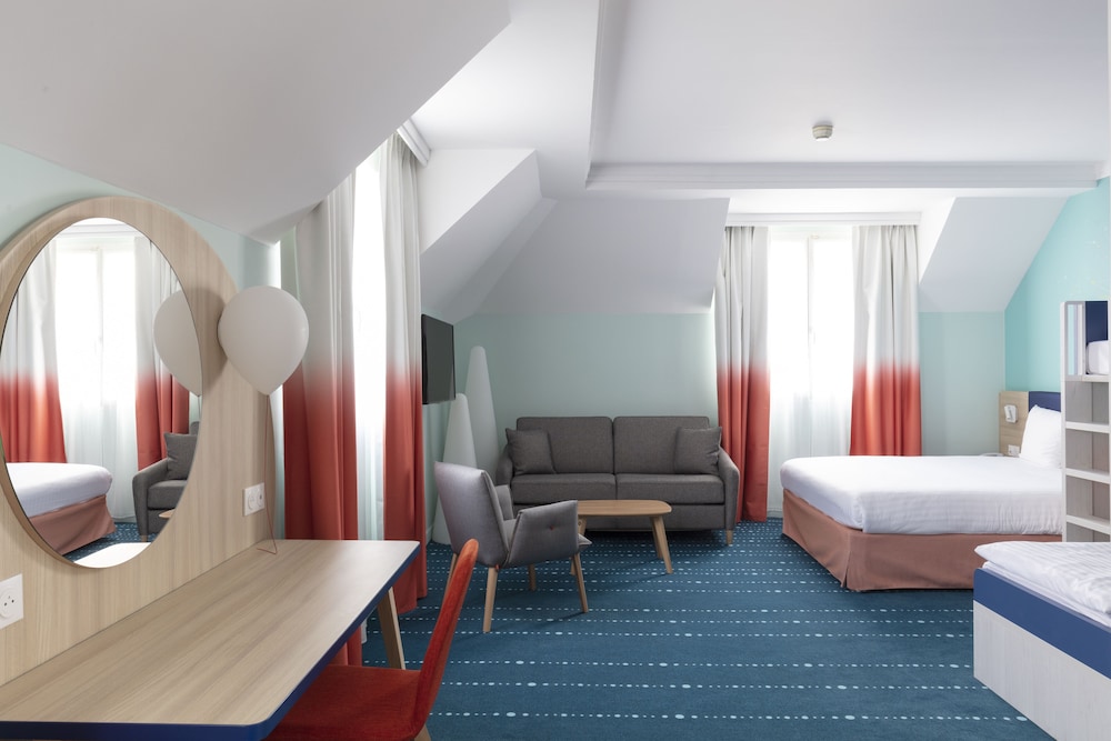 Grand Magic Hotel Marne La Vallée — Hotel rooms in Disneyland Paris, Ile-de-France