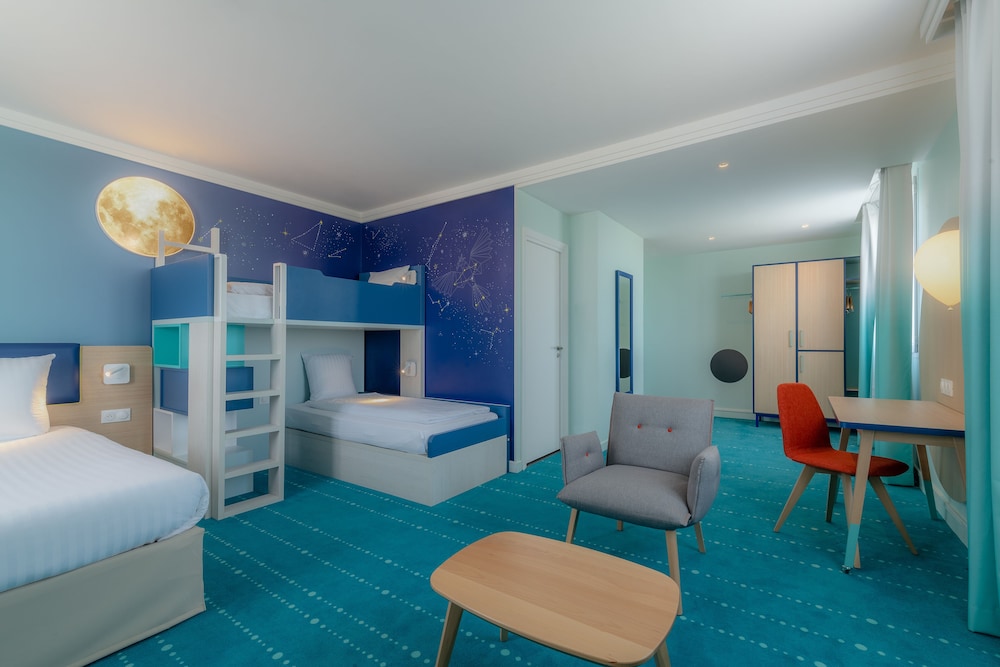 Grand Magic Hotel Marne La Vallée — Hotel rooms in Disneyland Paris, Ile-de-France