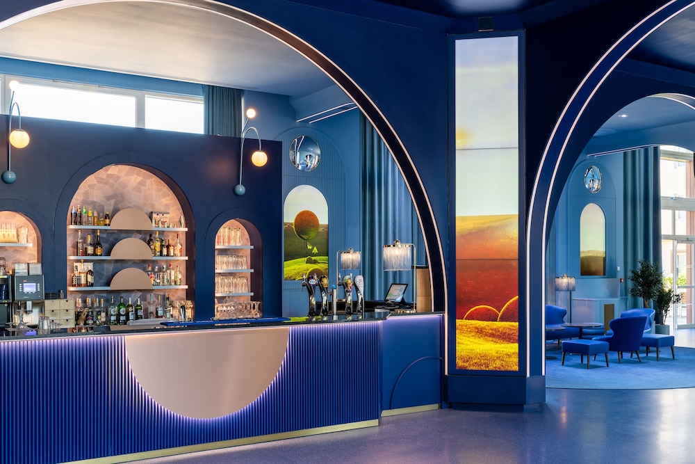 Grand Magic Hotel Marne La Vallée — Restaurant & bars in Disneyland Paris, Ile-de-France