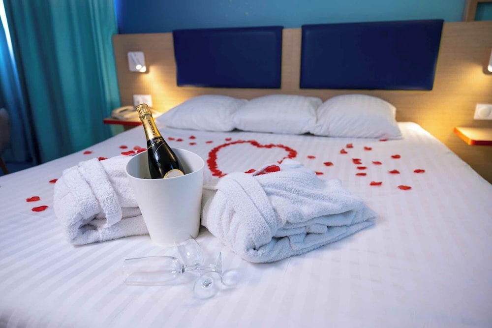 Grand Magic Hotel Marne La Vallée — Hotel rooms in Disneyland Paris, Ile-de-France