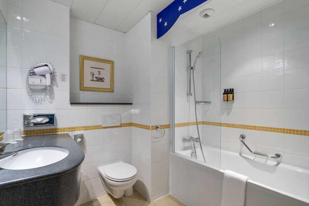 Grand Magic Hotel Marne La Vallée — Hotel rooms in Disneyland Paris, Ile-de-France