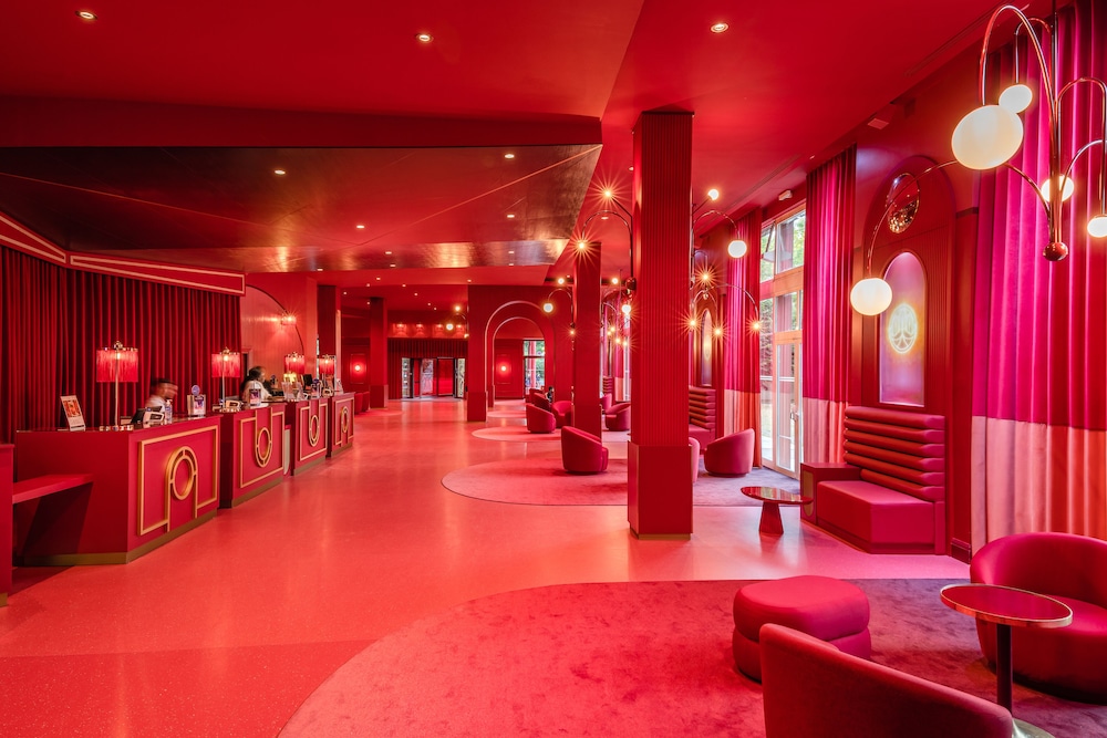 Grand Magic Hotel Marne La Vallée — Hotel building in Disneyland Paris, Ile-de-France