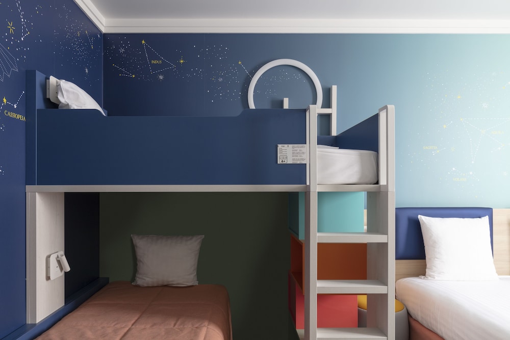 Grand Magic Hotel Marne La Vallée — Hotel rooms in Disneyland Paris, Ile-de-France