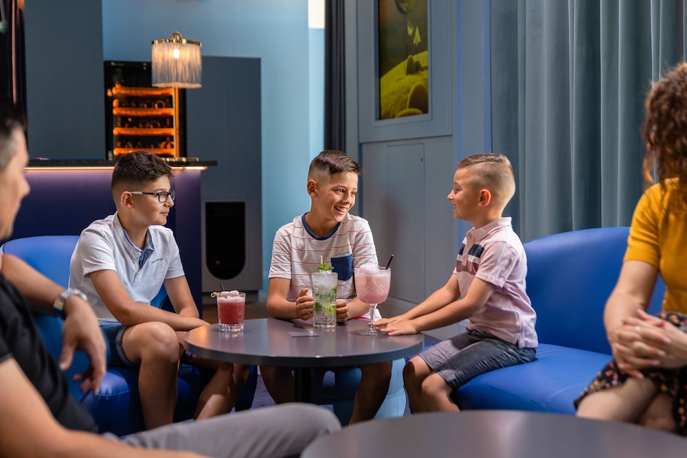 Grand Magic Hotel Marne La Vallée — Restaurant & bars in Disneyland Paris, Ile-de-France