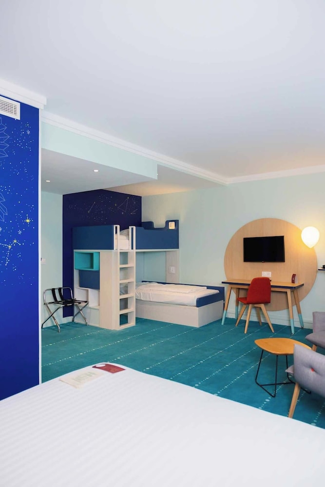 Grand Magic Hotel Marne La Vallée — Hotel rooms in Disneyland Paris, Ile-de-France