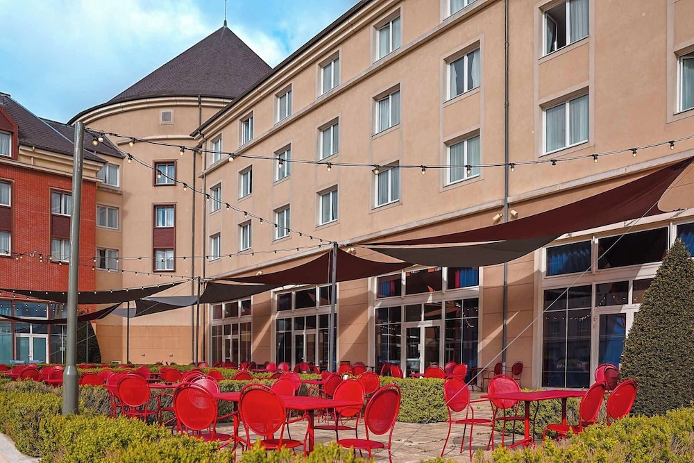 Grand Magic Hotel Marne La Vallée — Hotel building in Disneyland Paris, Ile-de-France