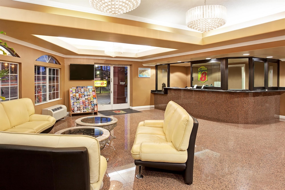 Super 8 by Wyndham Los Angeles Downtown — Hotel building in Los Angeles, California