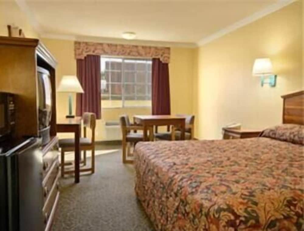 Super 8 by Wyndham Los Angeles Downtown — Hotel rooms in Los Angeles, California