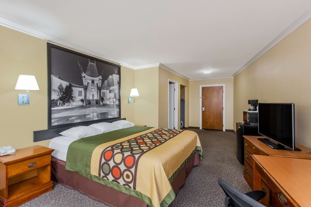 Super 8 by Wyndham Los Angeles Downtown — Hotel rooms in Los Angeles, California
