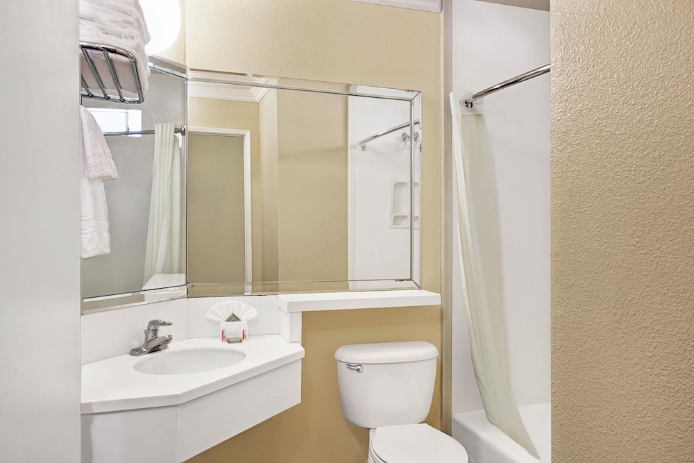 Super 8 by Wyndham Los Angeles Downtown — Hotel rooms in Los Angeles, California