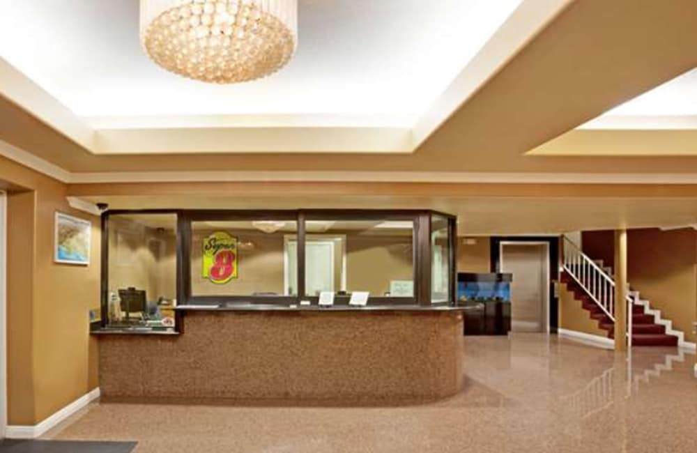 Super 8 by Wyndham Los Angeles Downtown — Hotel building in Los Angeles, California