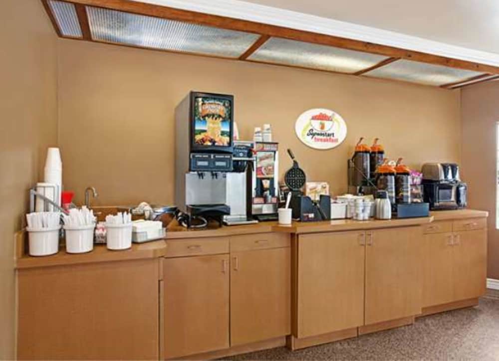 Super 8 by Wyndham Los Angeles Downtown — Restaurant & bars in Los Angeles, California