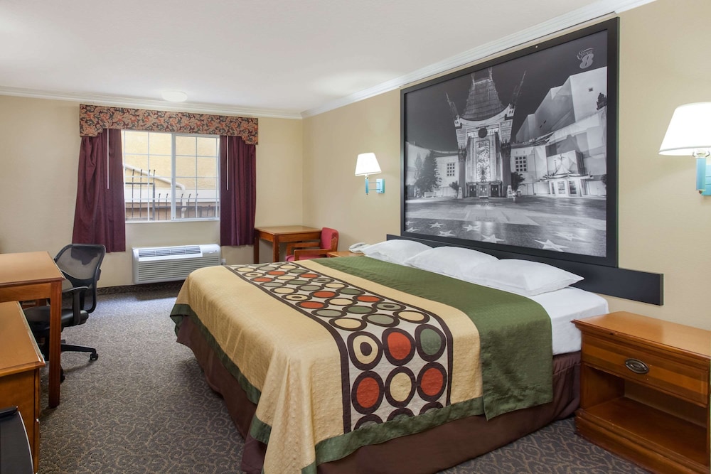 Super 8 by Wyndham Los Angeles Downtown — Hotel rooms in Los Angeles, California
