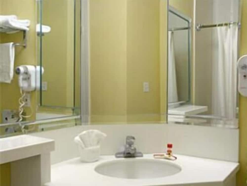 Super 8 by Wyndham Los Angeles Downtown — Hotel rooms in Los Angeles, California